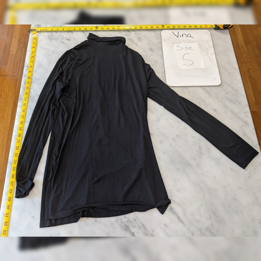 5$25 Vina black turtle neck
